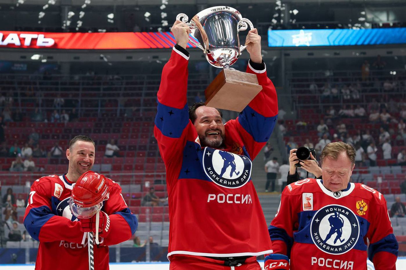 Капитан поднимает кубок над головой